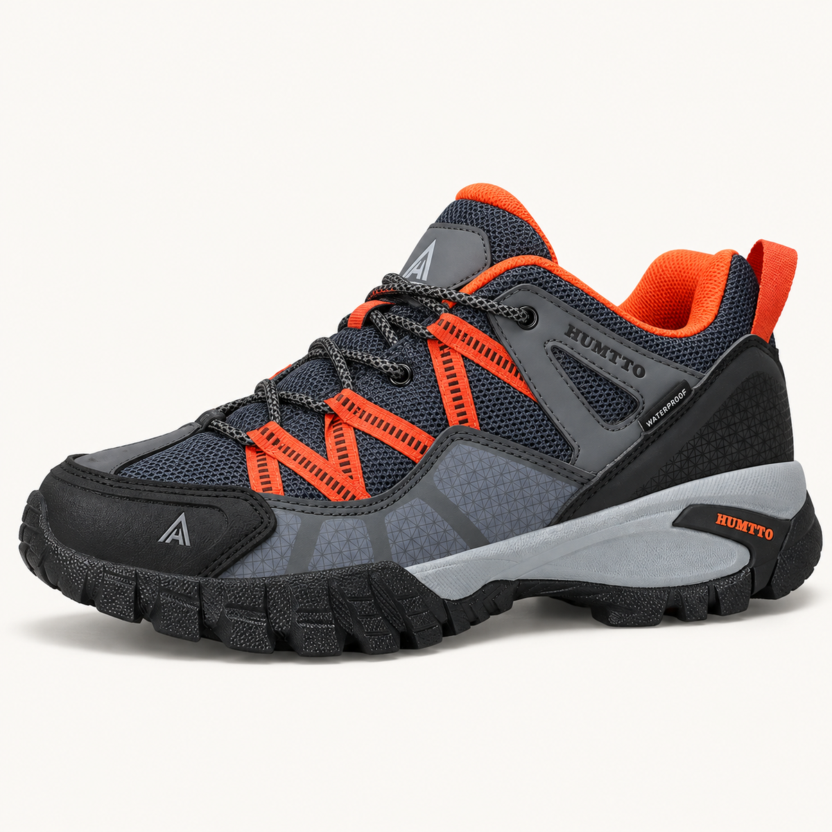 Chaussure randonnée basse Gris et orange en vue trois-quarts sur fond blanc chaud