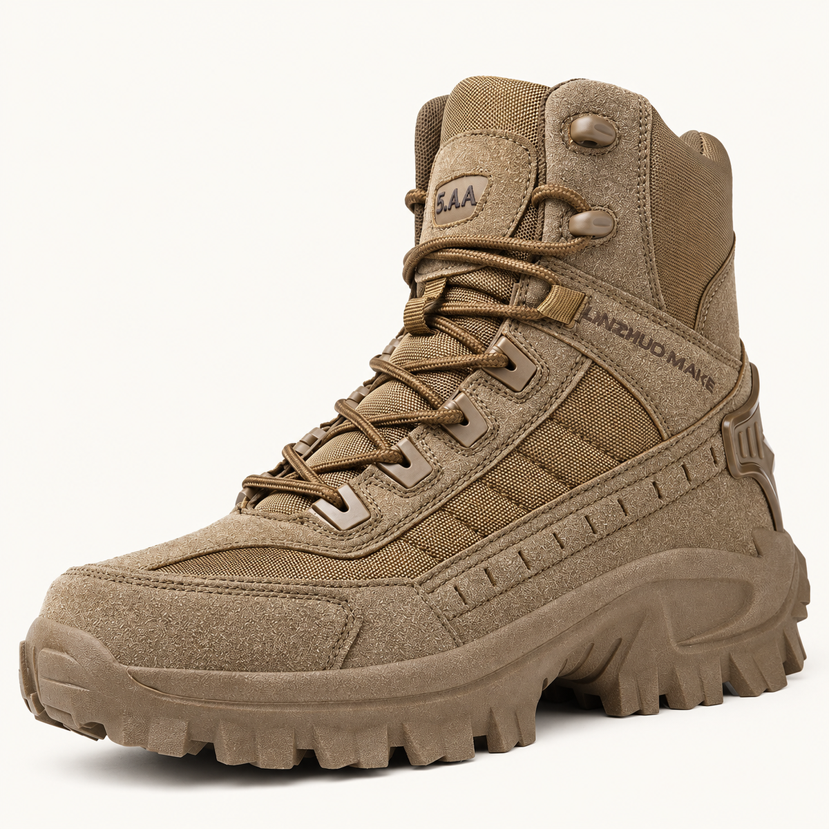 Chaussure randonnée jungle sable – vue trois-quarts sur fond blanc chaud