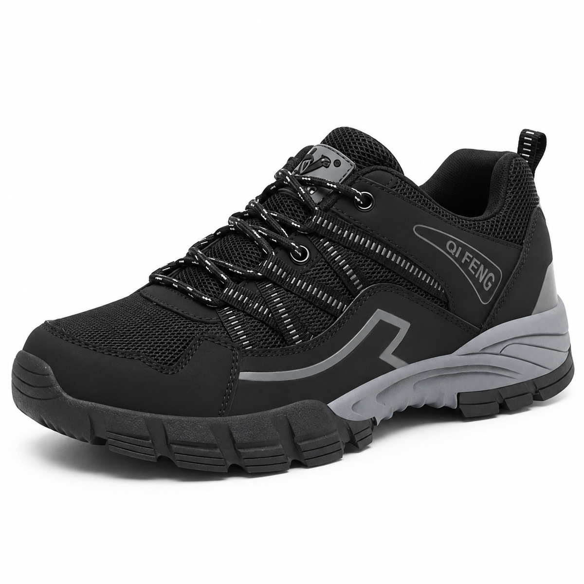 Chaussure randonnée mid cuir homme noire et grise en vue trois-quarts sur fond blanc chaud