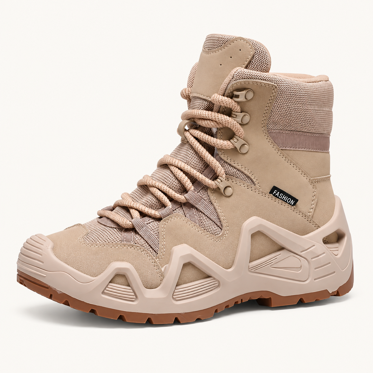 Chaussure randonnée montante Sable en vue trois-quarts sur fond blanc chaud