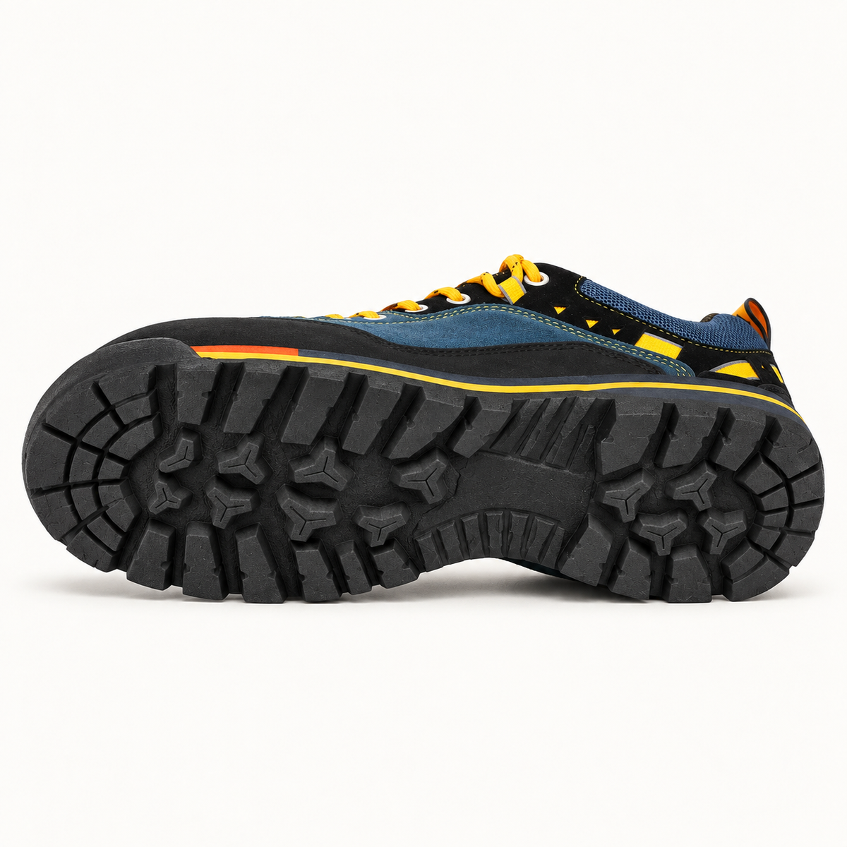 Chaussure randonnée rigide Darkblue couchée sur le côté montrant toute la semelle attachée