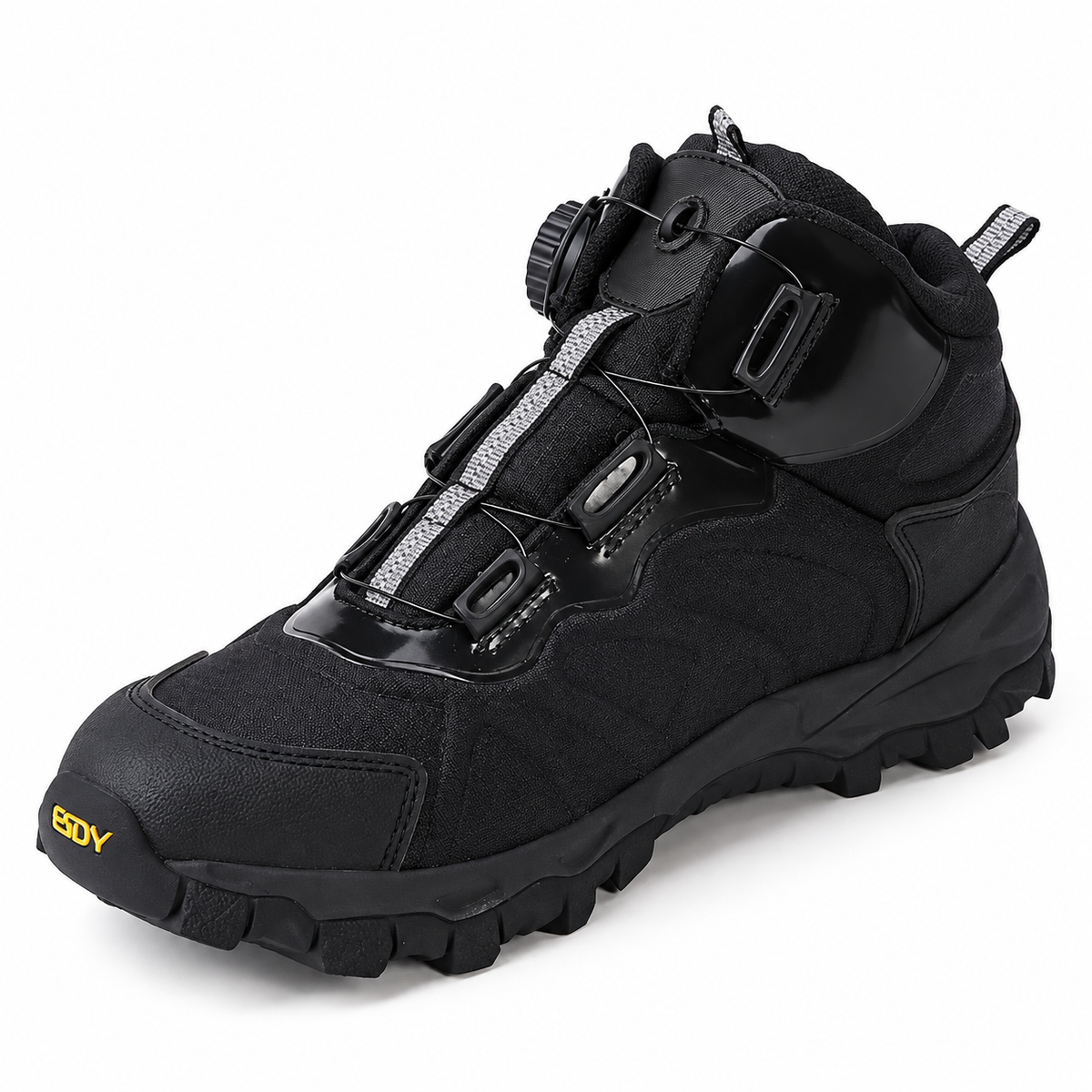 Chaussure style randonnée homme noire avec serrage à molette sur fond blanc chaud
