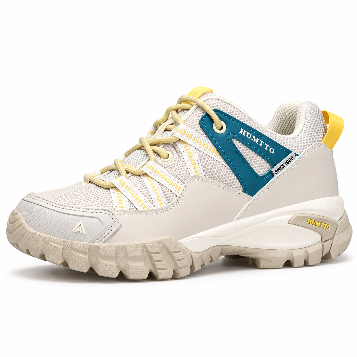 Chaussures randonnée femme vegan beiges vue trois-quarts sur fond blanc chaud
