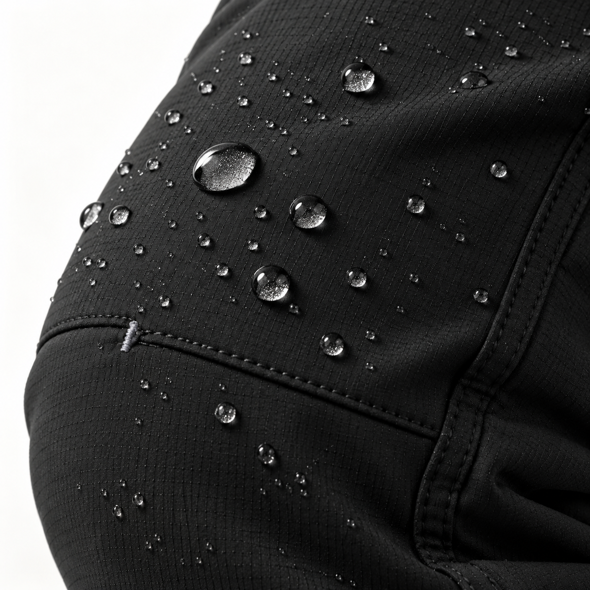 Gouttes d'eau sur le pantalon de randonnée femme taille haute déperlant