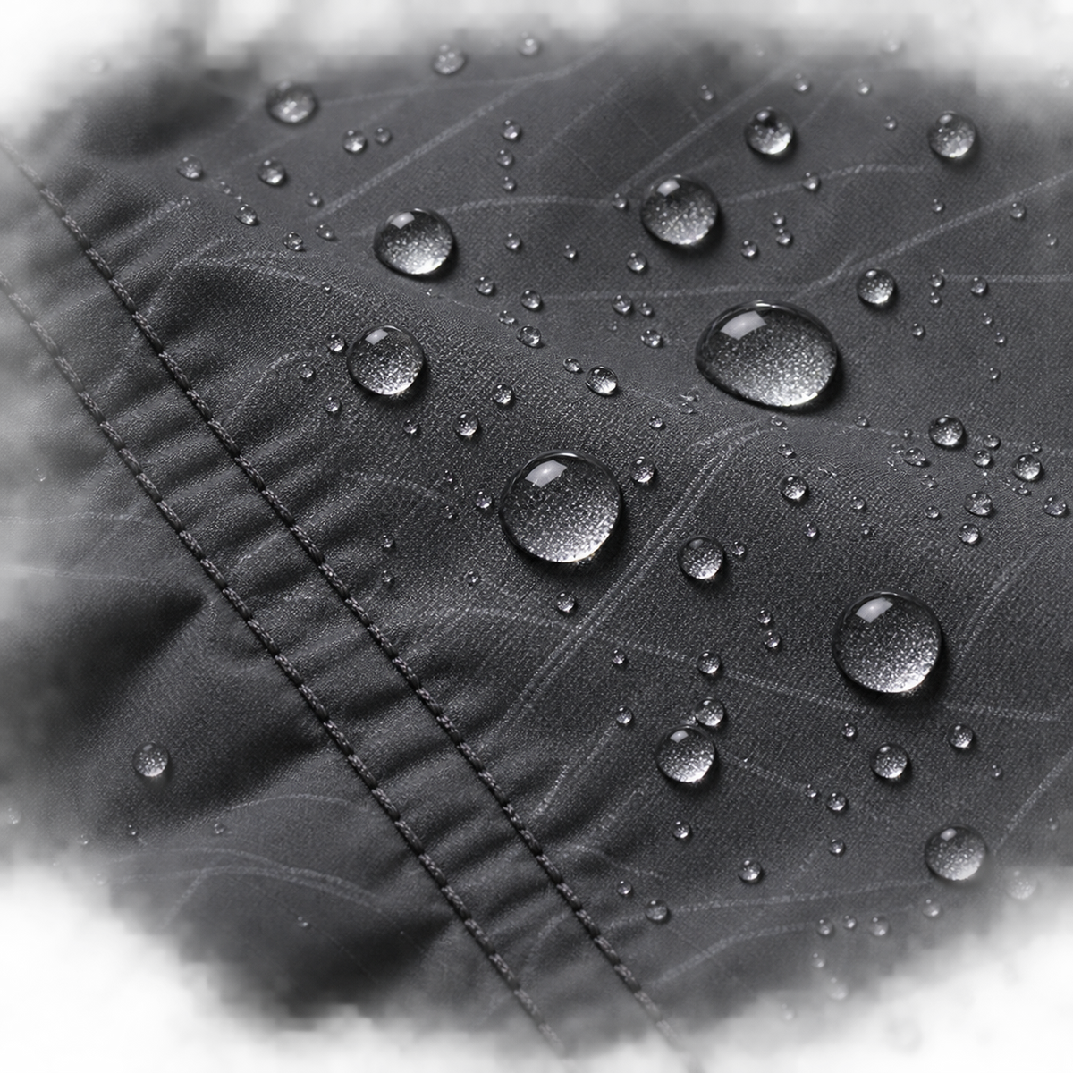 Tissu déperlant du pantalon randonnée slim gris foncé avec gouttes perlantes