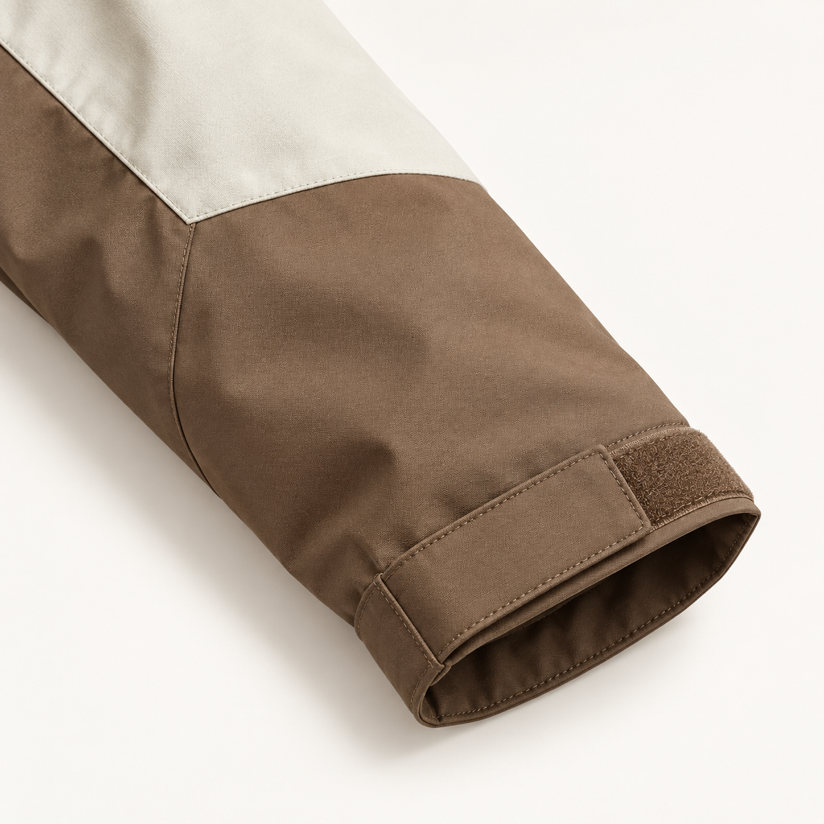 Veste randonnée automne beige – détail du poignet réglable