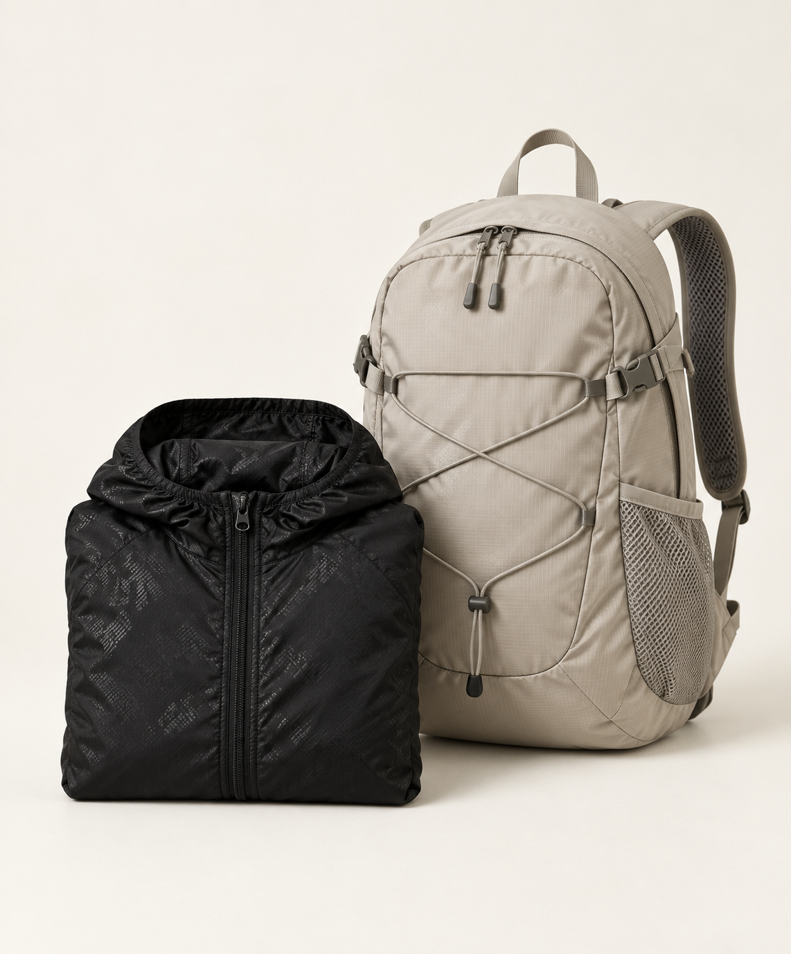 Veste randonnée noire homme compacte près du sac