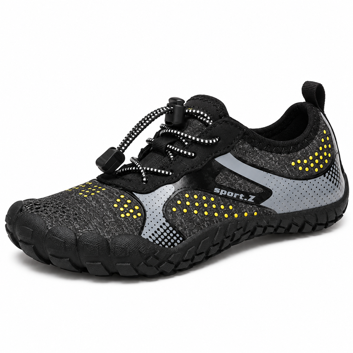Chaussure barefoot femme randonnée noire avec détails jaunes sur fond blanc chaud