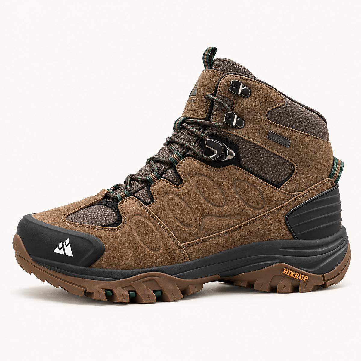 Chaussure chaude et imperméable de randonnée marron avec semelle brune sur fond blanc chaud