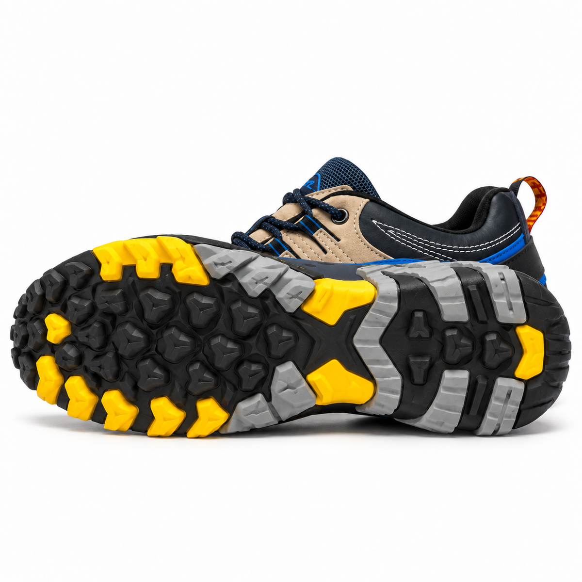 Chaussure randonnée desert jaune complète inclinée avec crampons attachés visibles