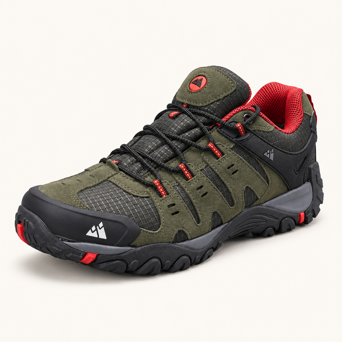 Chaussure randonnée femme verte avec accents rouges – vue trois-quarts sur fond blanc