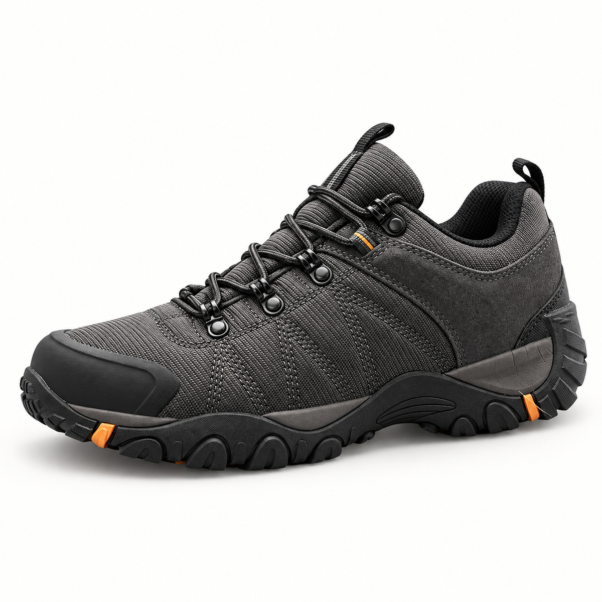 Chaussure randonnée homme grise en vue trois-quarts sur fond blanc chaud