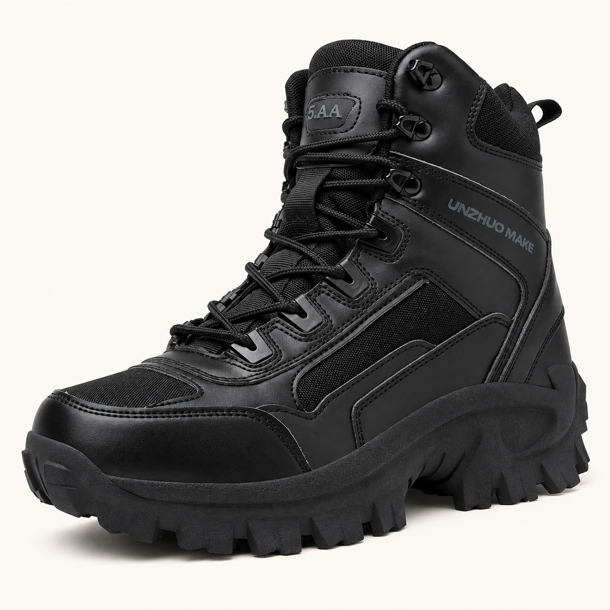Chaussure randonnée jungle noire – vue trois-quarts sur fond blanc chaud