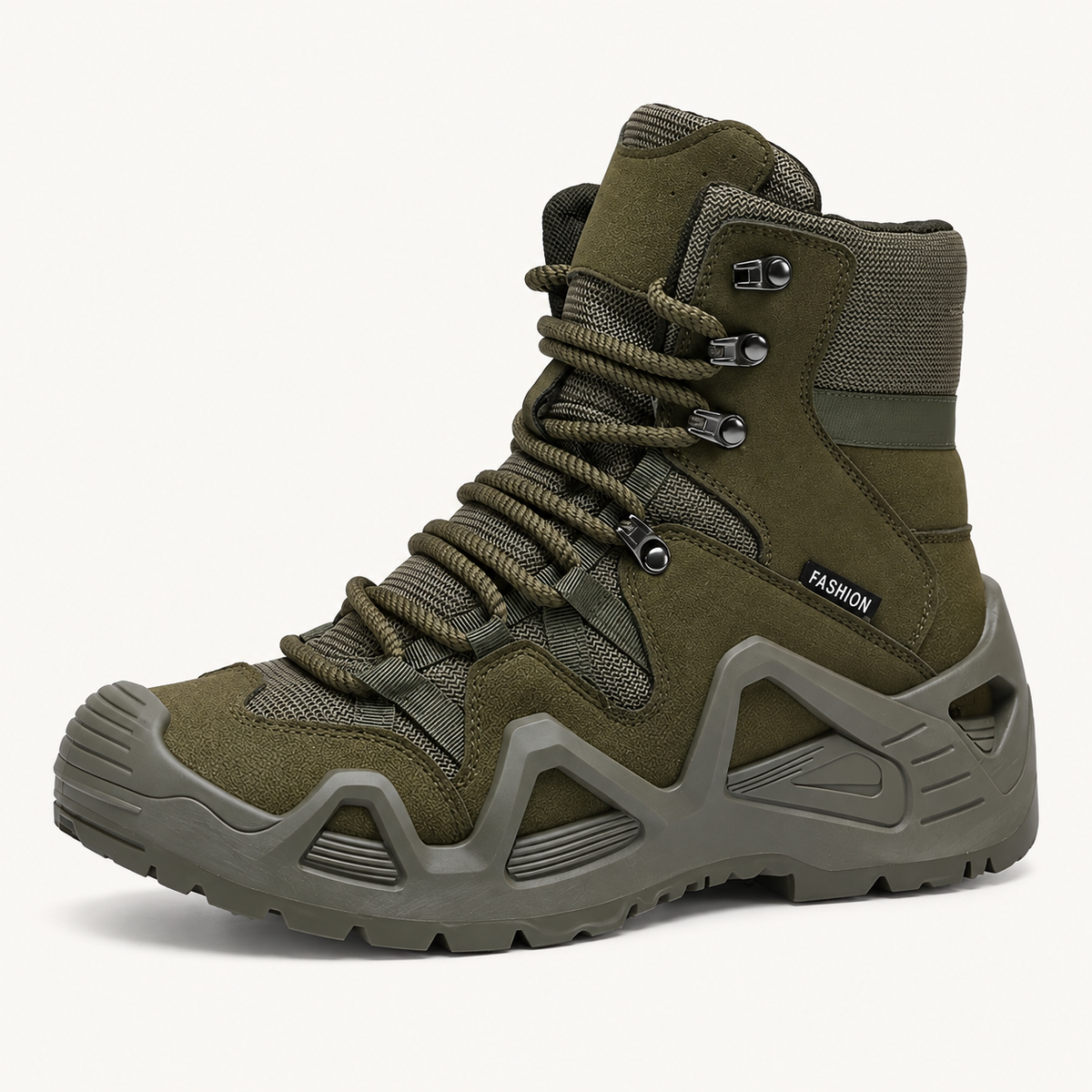 Chaussure randonnée montante verte en vue trois-quarts sur fond blanc chaud