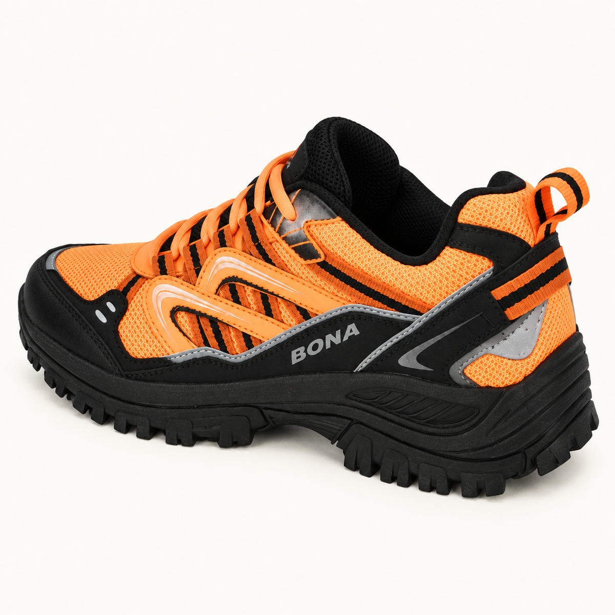 Chaussure randonnée orange – vue arrière trois-quarts et maintien