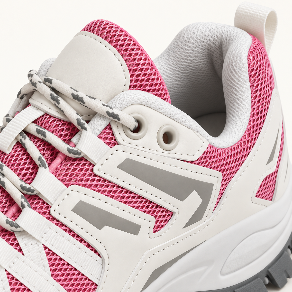 Chaussure randonnée pieds sensibles rose grise – détail col et languette rembourrés
