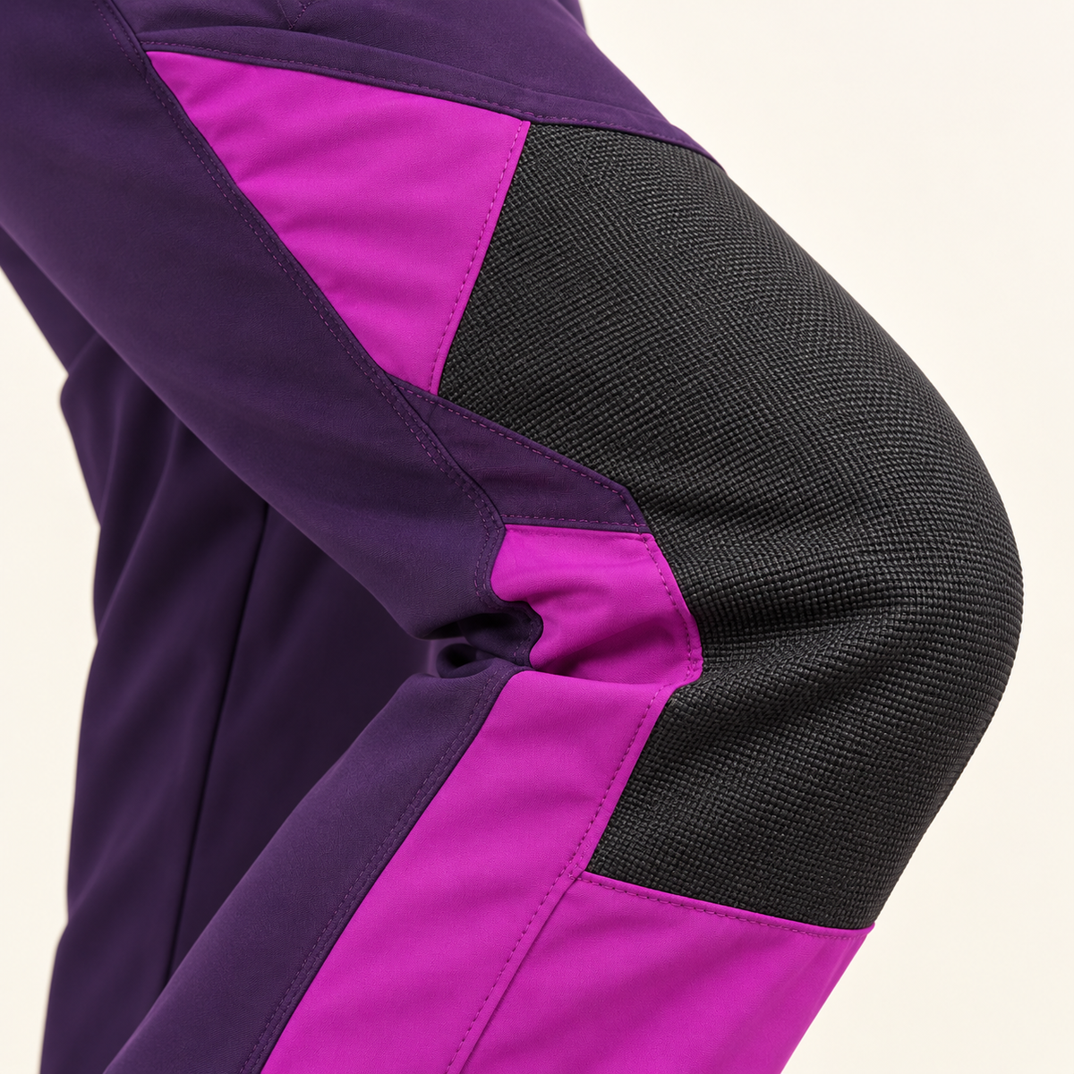 Empiècement renforcé au genou du pantalon randonnée femme violet