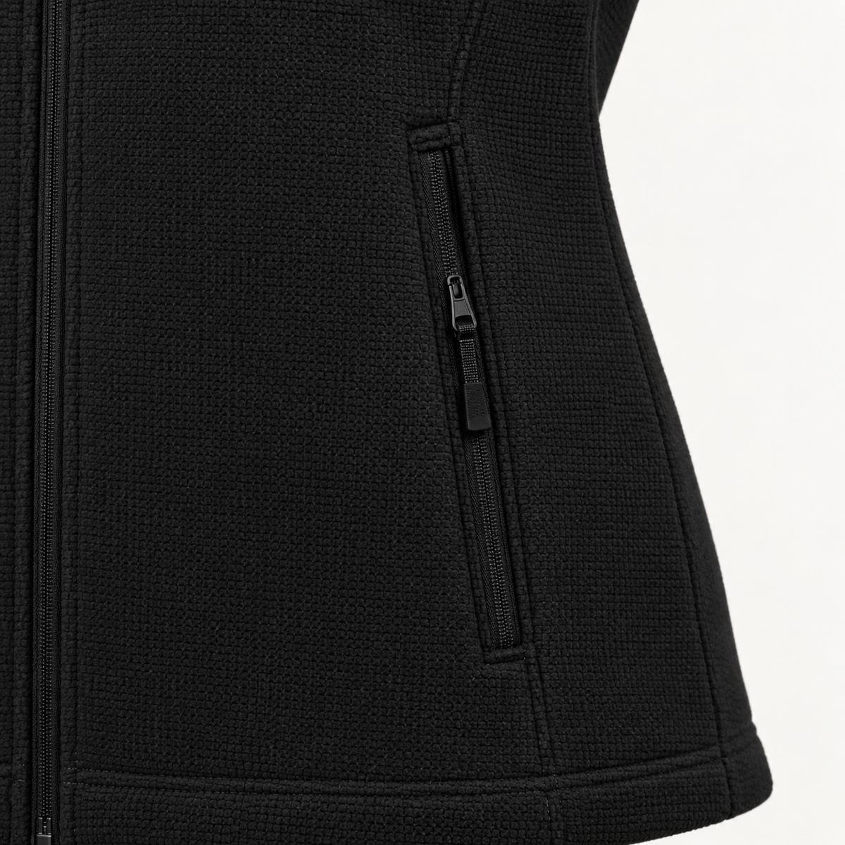 Veste polaire randonnée femme noire – détail de la poche zippée