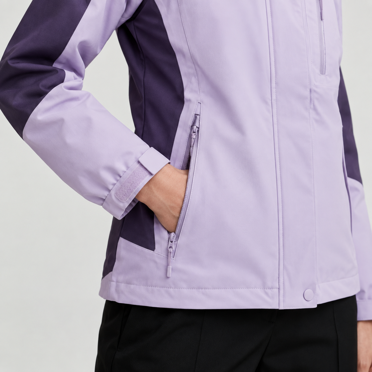 Poche zippée et renfort latéral de la veste randonnée raquette femme