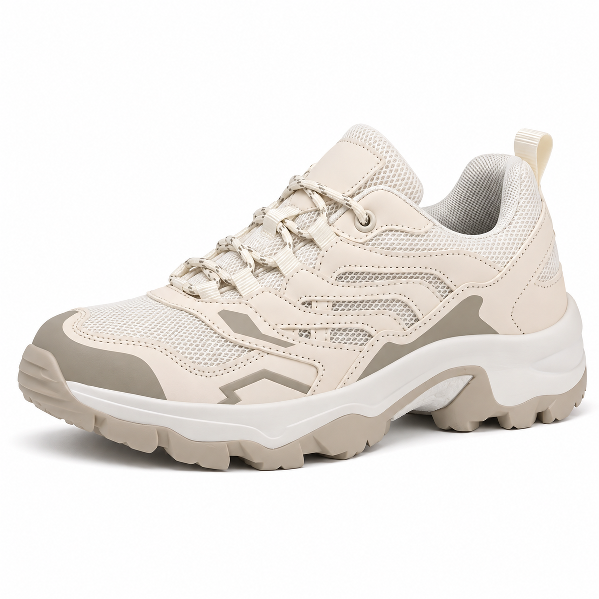 Chaussure d’approche randonnée beige vue trois-quarts sur fond blanc chaud
