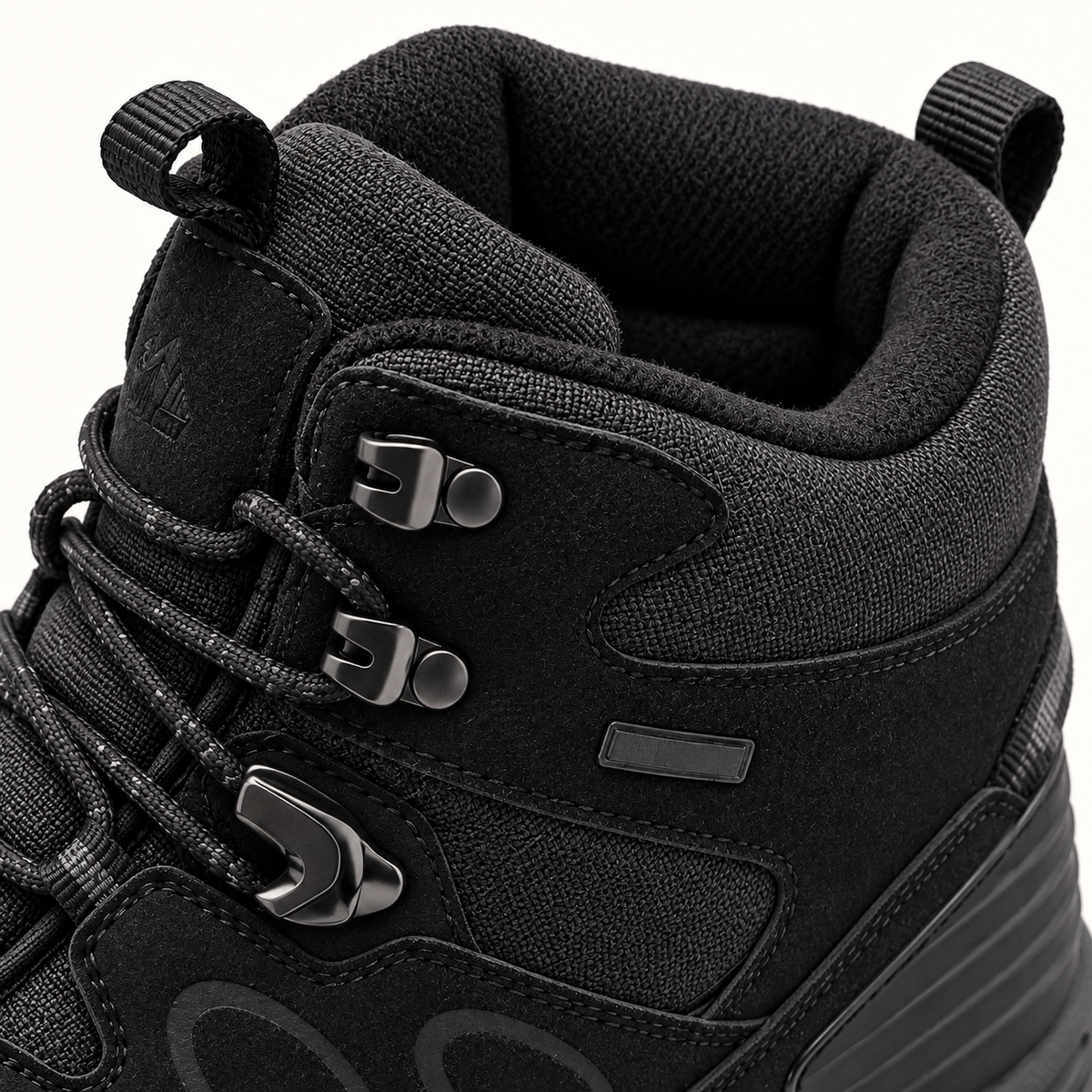 Chaussure chaude imperméable randonnée noire – détail col rembourré