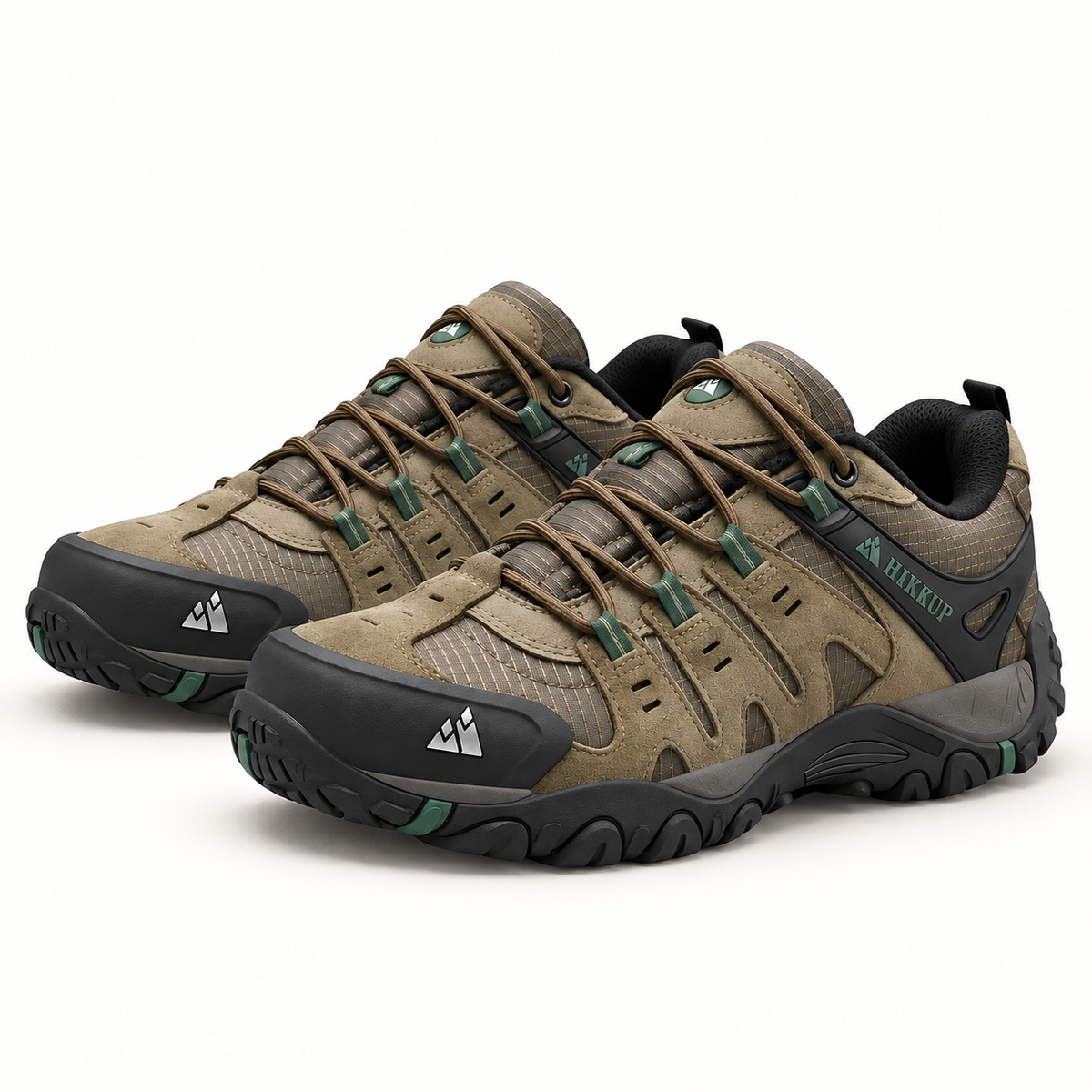 Paire complète de chaussures randonnée en toile homme kaki sur fond blanc chaud