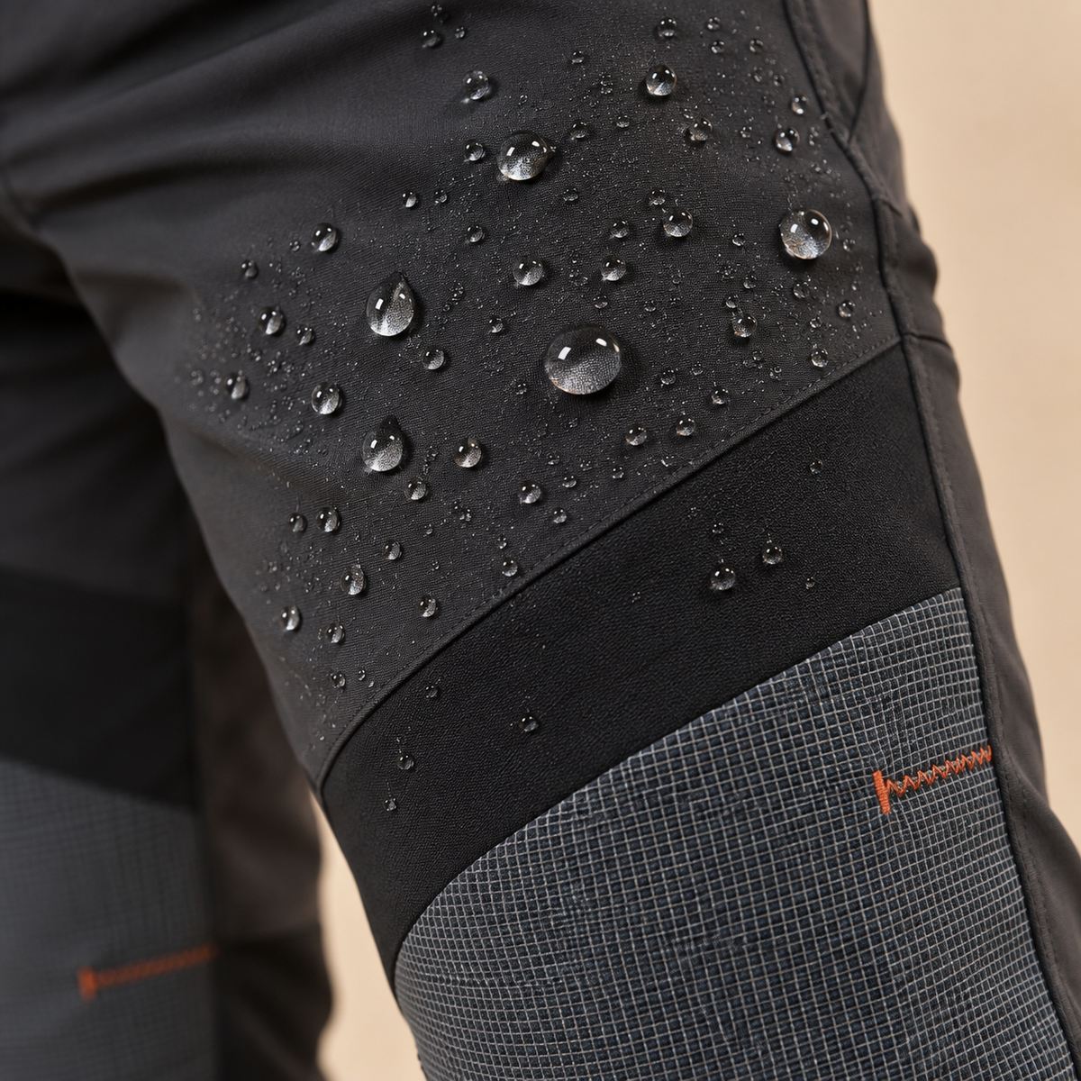 Pantalon fuseau de randonnée gris – gouttes d’eau sur le tissu déperlant