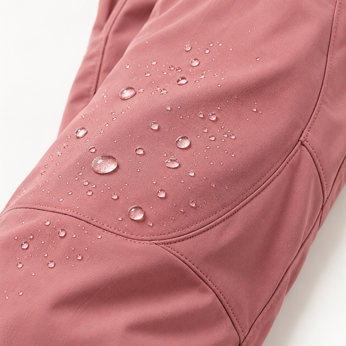 Gouttes d'eau sur le pantalon randonnée anti moustique femme déperlant