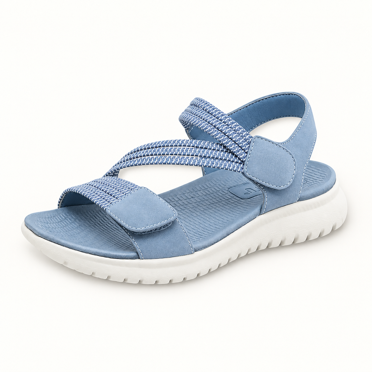 Sandales de randonnée femme bleue – vue trois-quarts sur fond blanc chaud