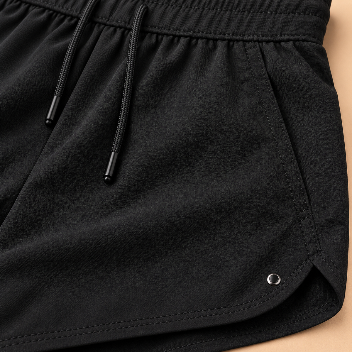 Tissu et double couture du short de randonnée homme imperméable noir