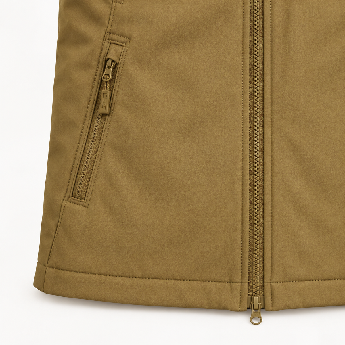 Veste de randonnée raquettes homme marron – détail de la poche basse et de l’ourlet