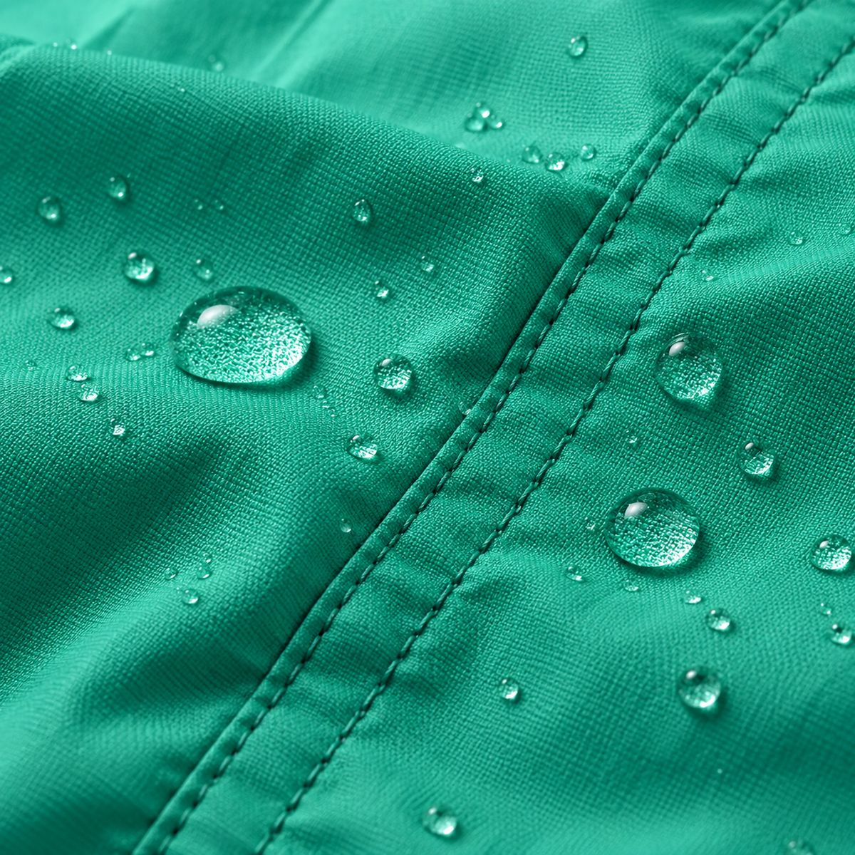 Veste randonnée femme verte – gouttes sur le tissu extérieur