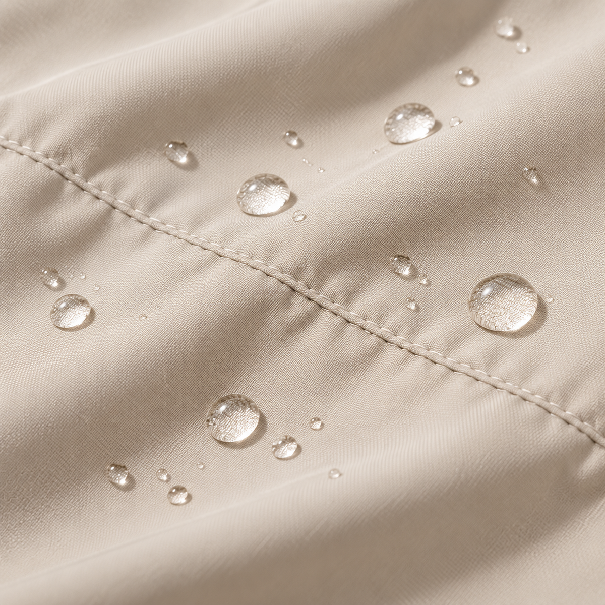 Veste randonnée imperméable grande taille beige – gouttes sur le tissu