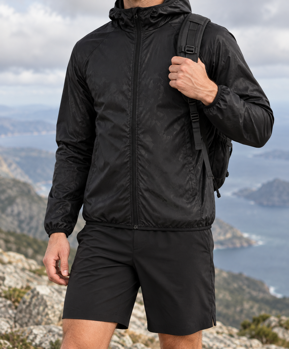 Veste randonnée noire homme portée avec sac à dos