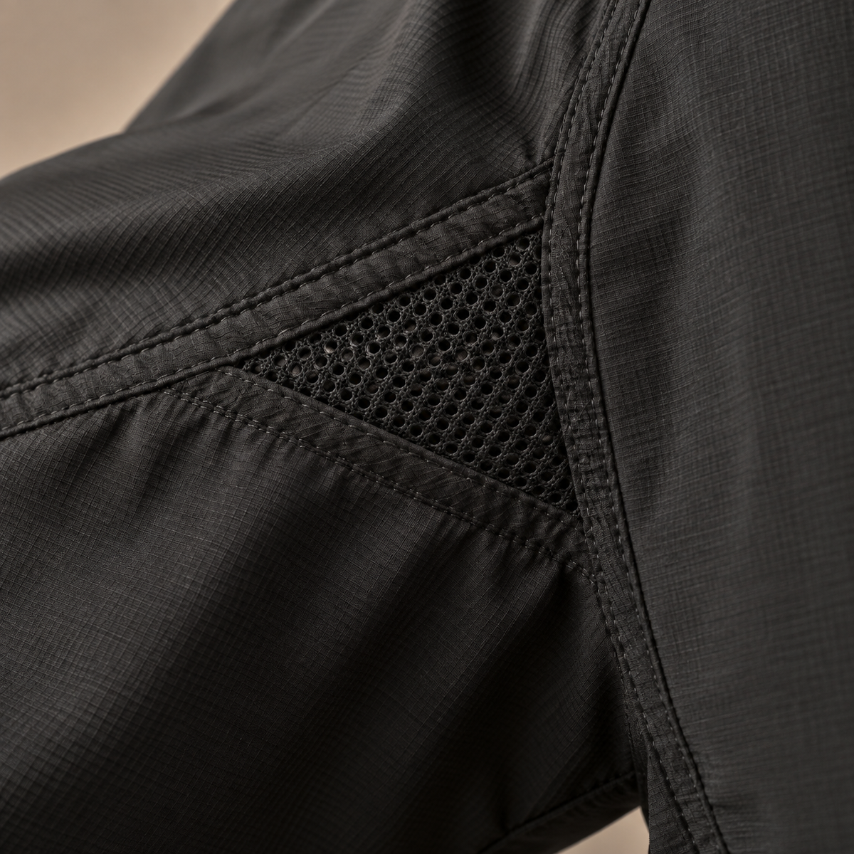 Veste randonnée respirante femme noire – détail de l’aération en mesh