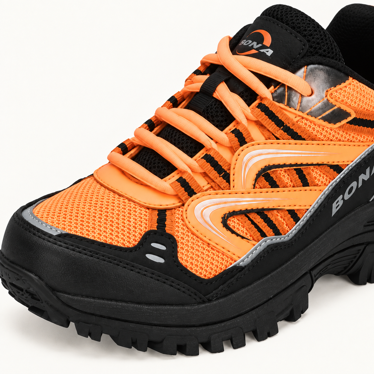 Chaussure randonnée orange – détail matières respirantes et avant renforcé