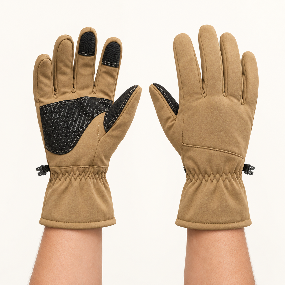Gants imperméables randonnée jaune sable portés – paume et dos lisibles