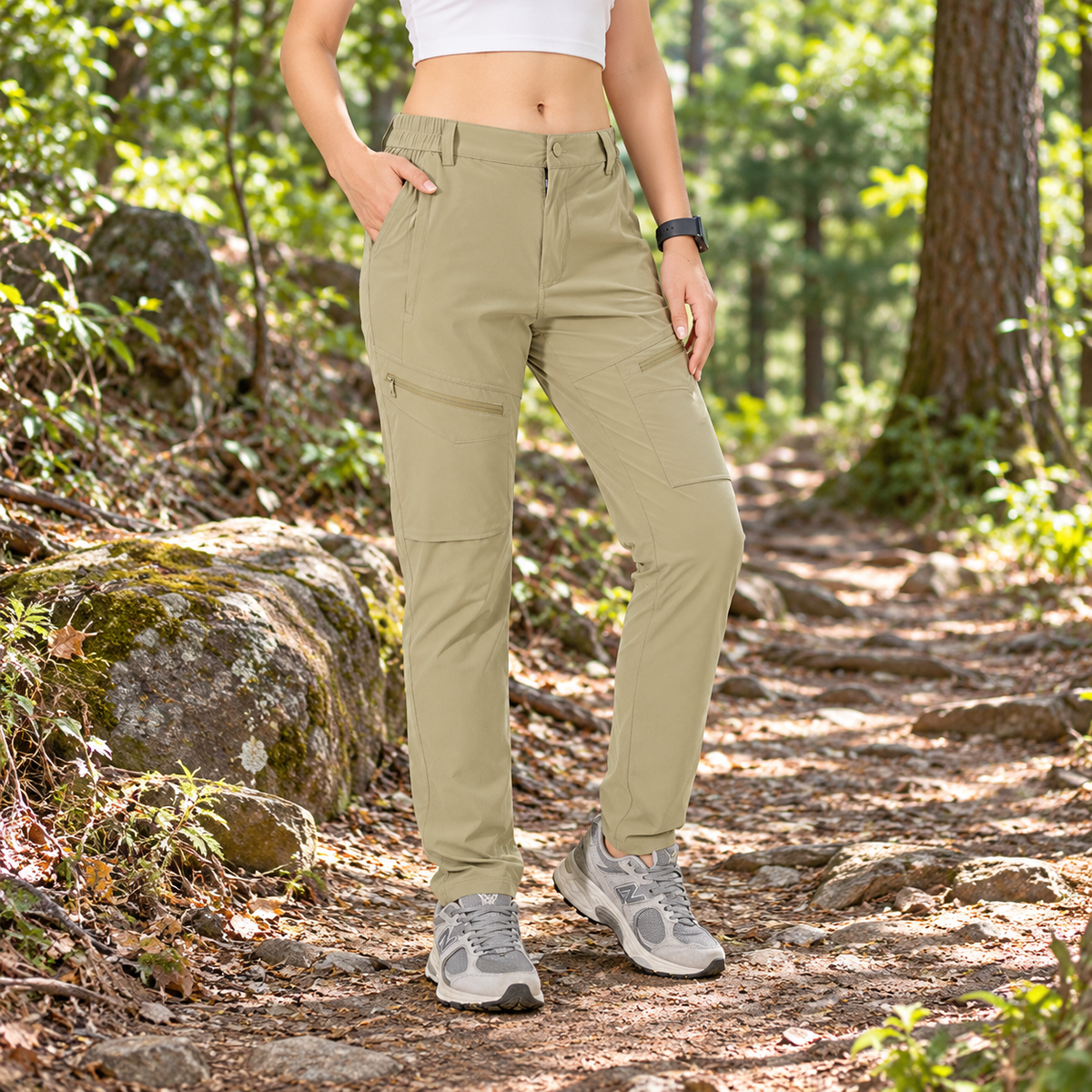 Pantalon randonnée beige femme kaki porté en forêt