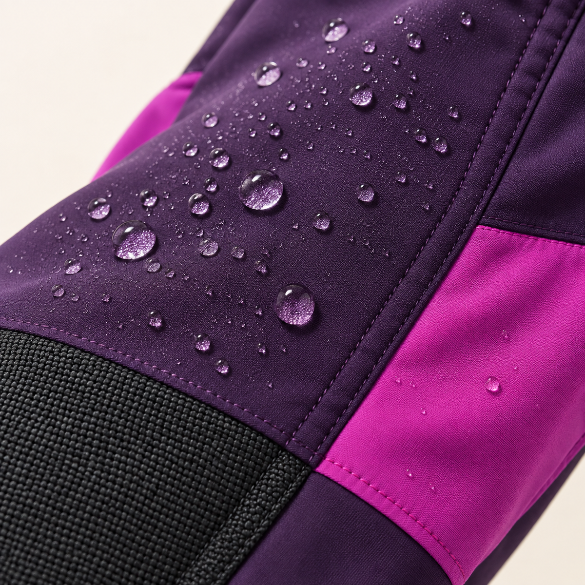 Gouttes d’eau sur le tissu du pantalon randonnée femme violet