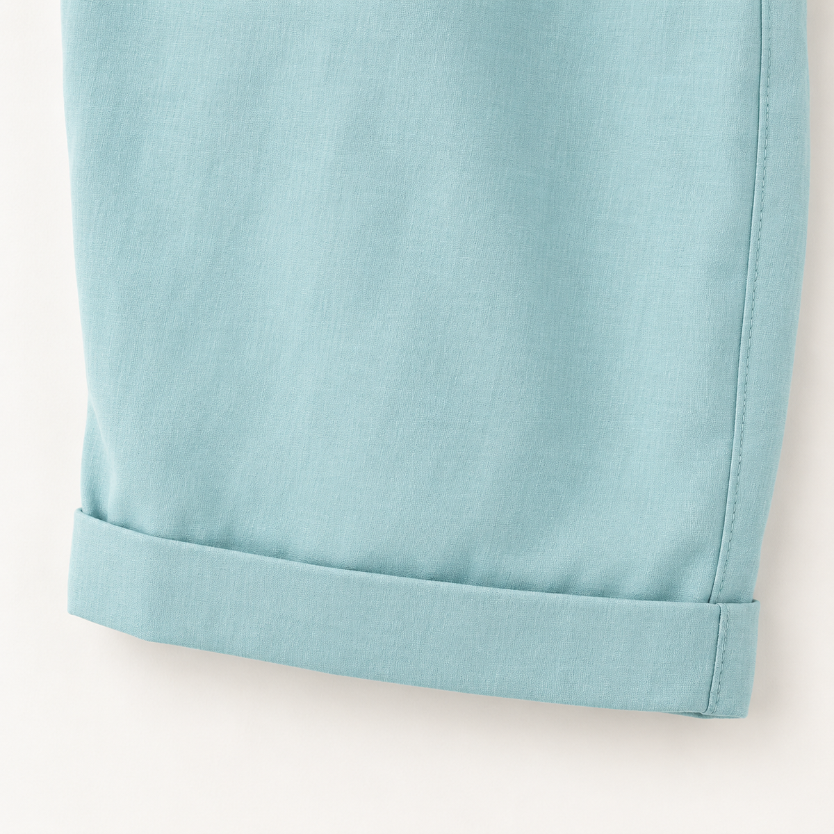 Matière et revers du short randonnée grossesse bleu céladon