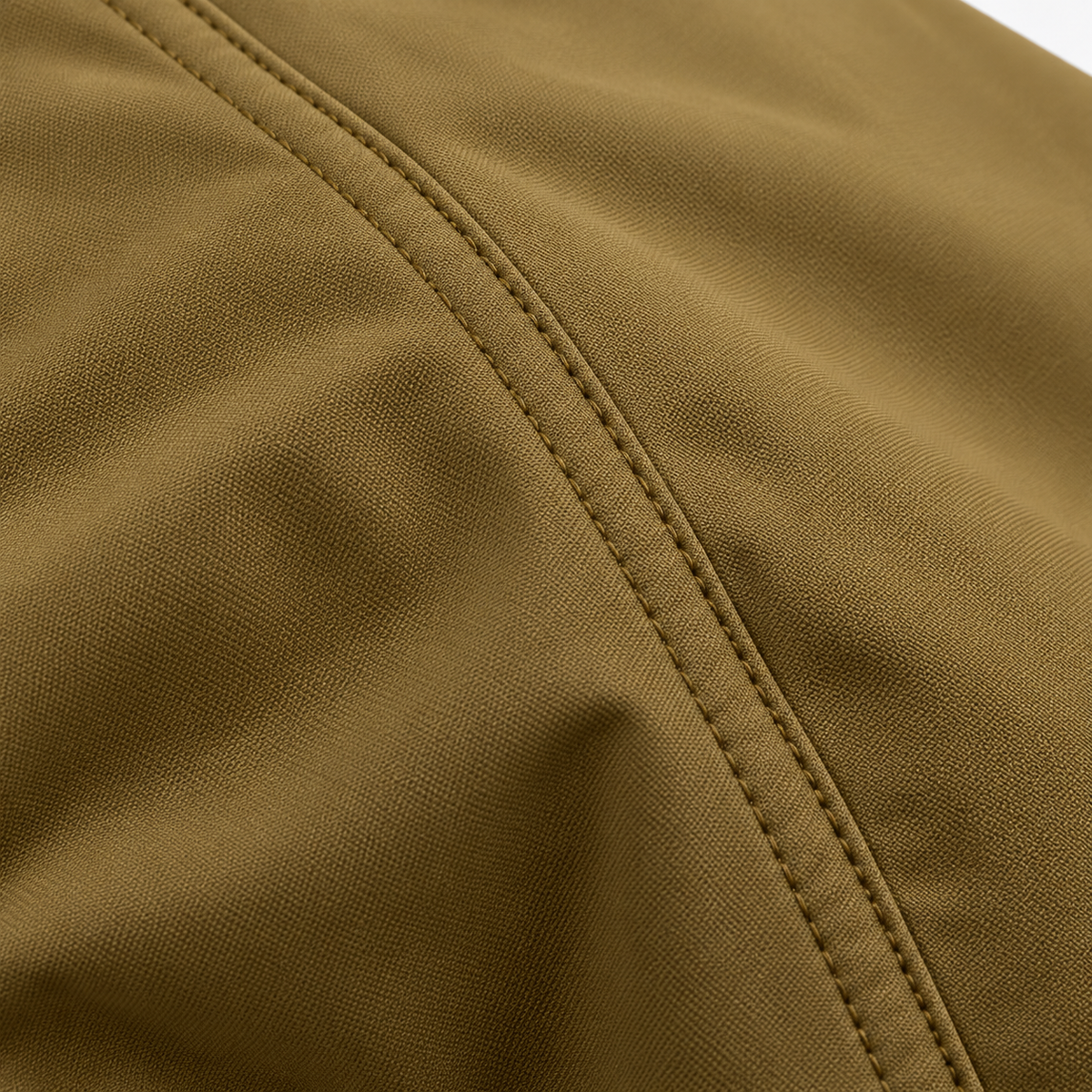 Veste de randonnée raquettes homme marron – macro de la matière et d’une couture