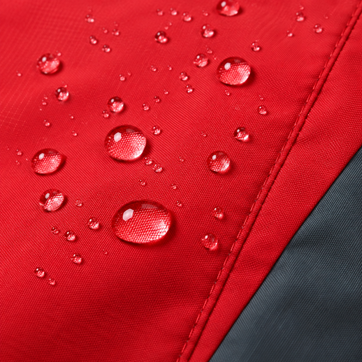 Veste randonnée grand froid – gouttes sur le tissu rouge