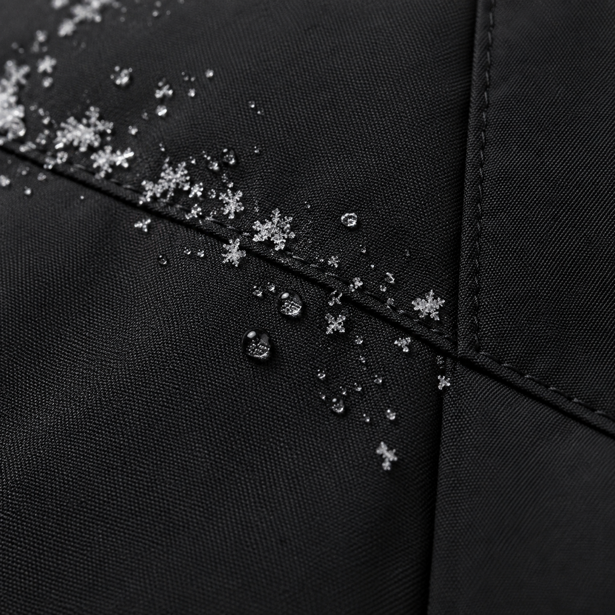 Veste randonnée hiver homme noire – détail matière et neige