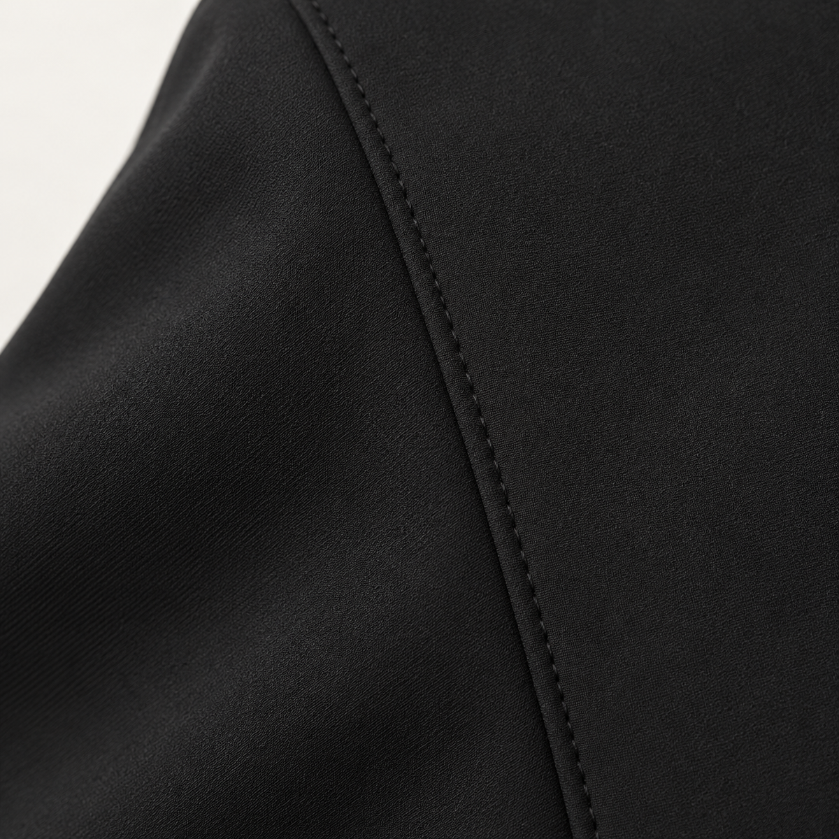 Veste softshell imperméable homme noire – macro matière et couture