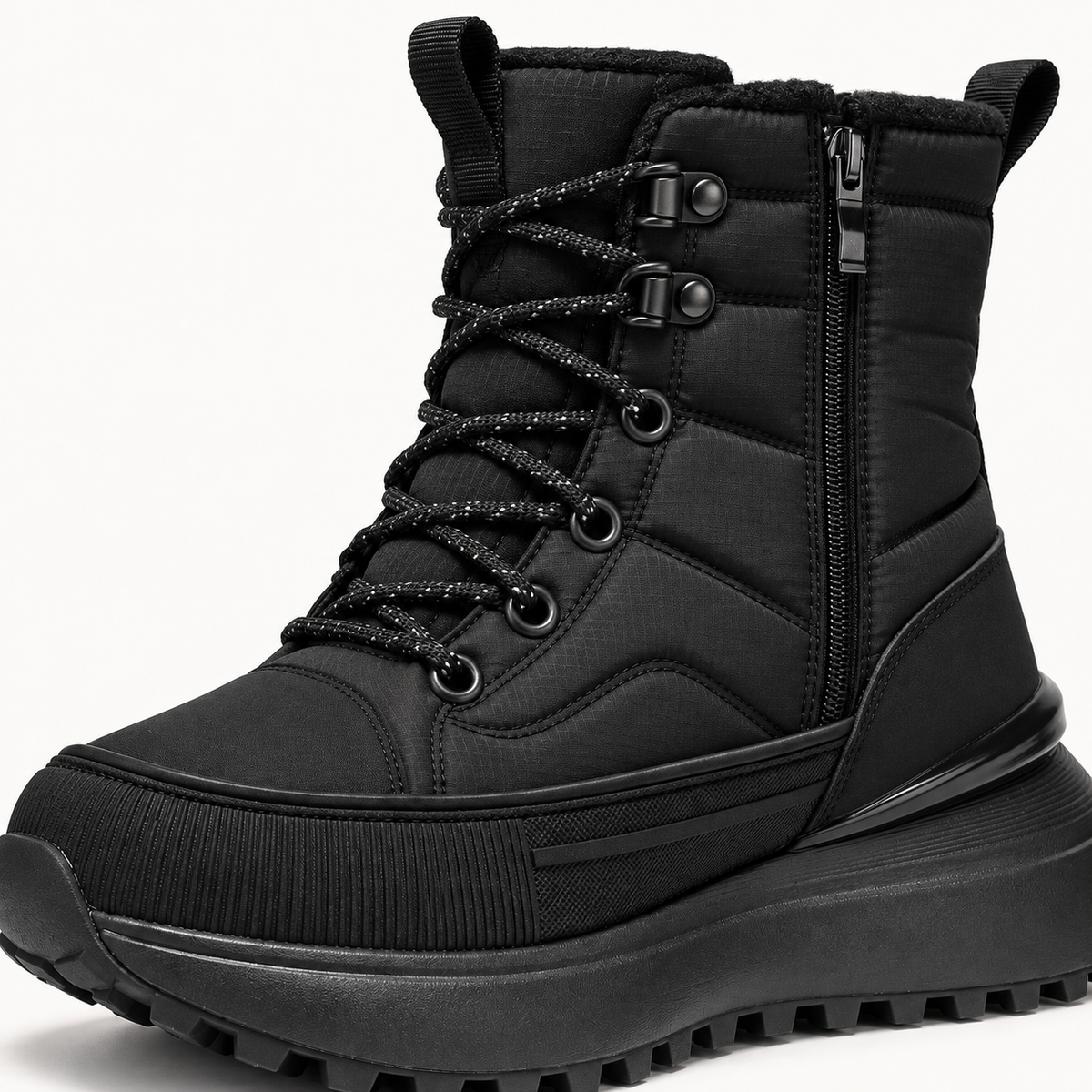 Botte randonnée hiver homme noire – détail du laçage en studio