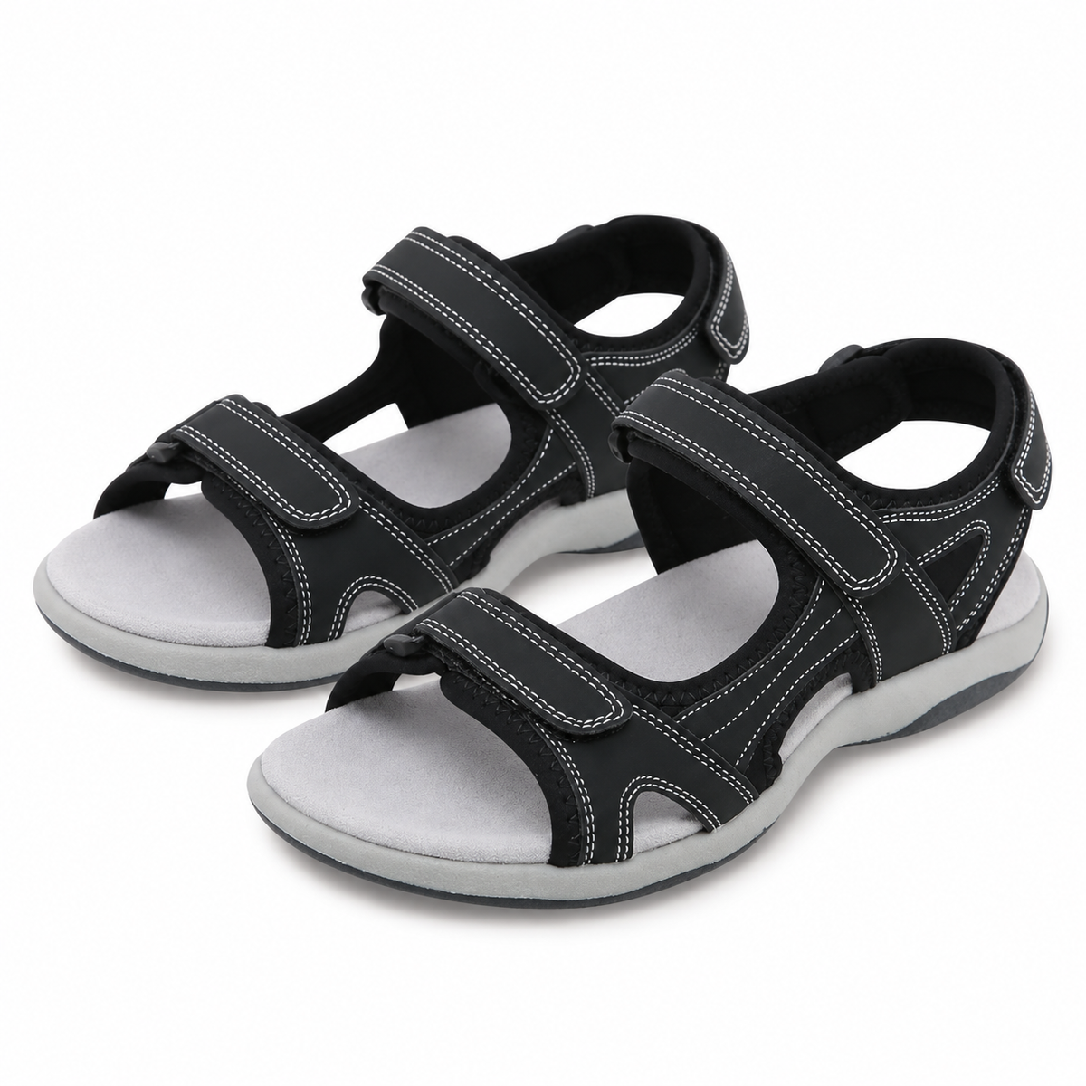 Sandales randonnée enfant noires – paire sur fond blanc chaud