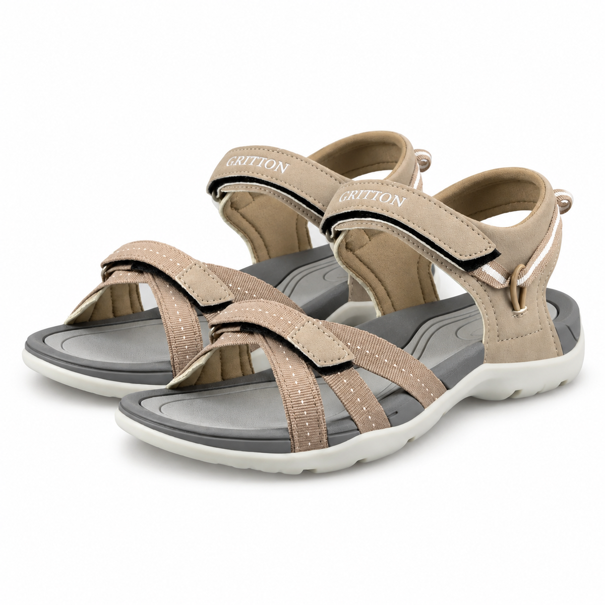 Sandales randonnée femme beiges – paire sur fond blanc chaud