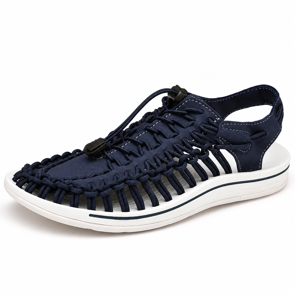 Sandales de randonnée en toile bleues vue trois-quarts sur fond blanc chaud