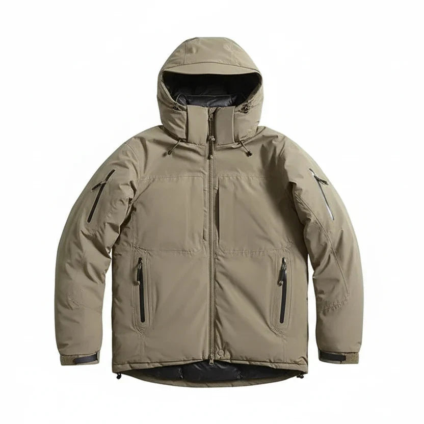 Veste de randonnée chaude pour homme en tissu résistant, coloris kaki, avec capuche et multiples poches zippées.