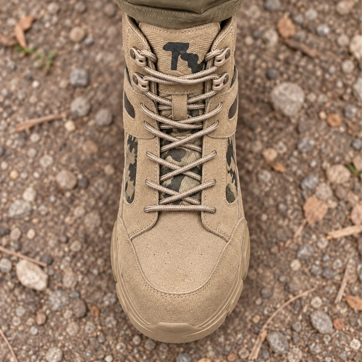 Botte randonnée daim beige – vue du dessus et laçage